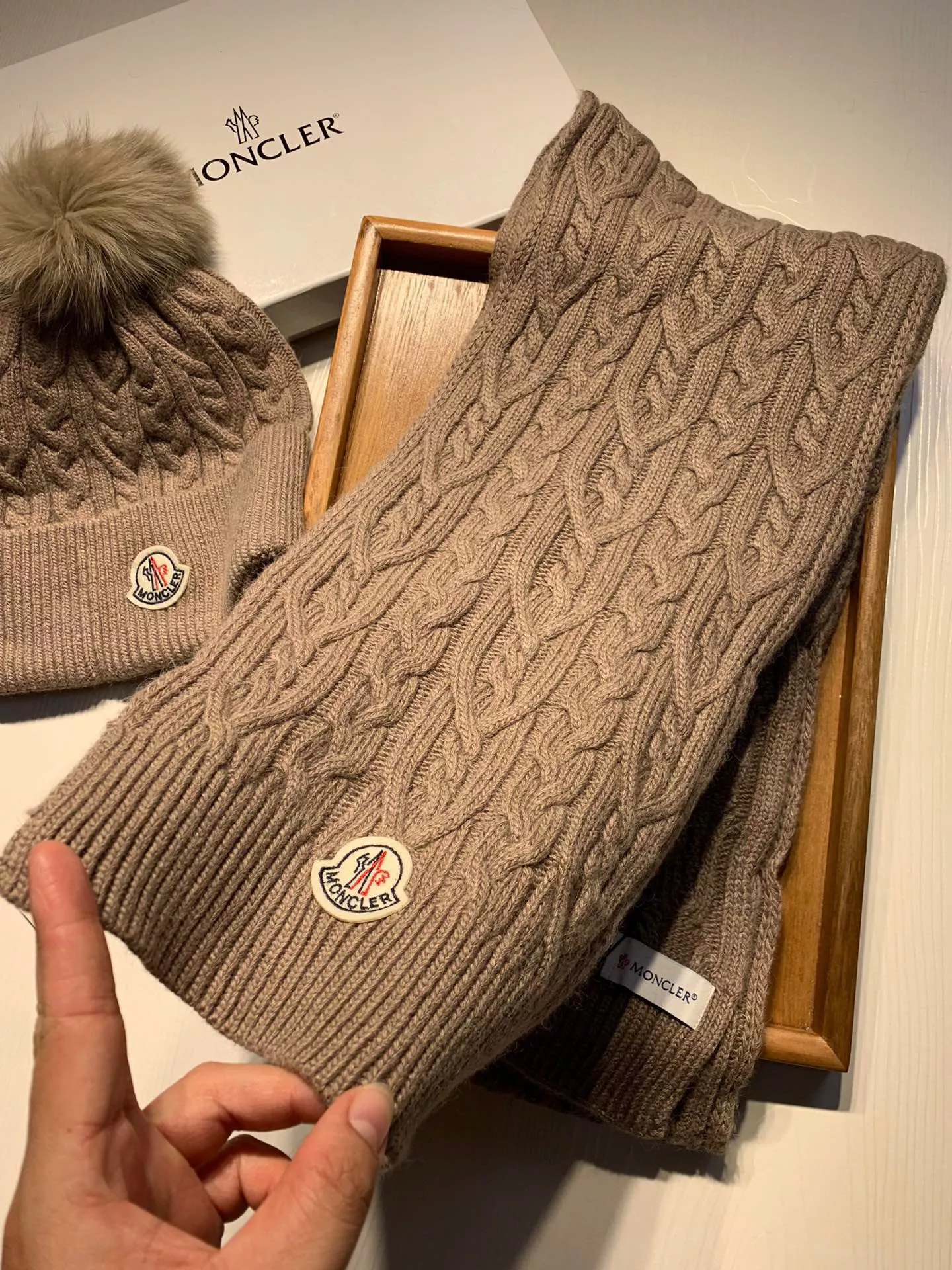 moncler hat and echapres set s_127a7aa2